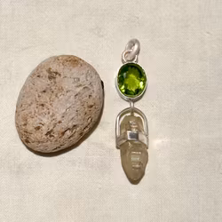 Peridot med rå safir