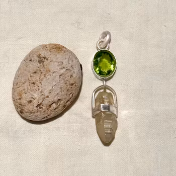Peridot med rå safir