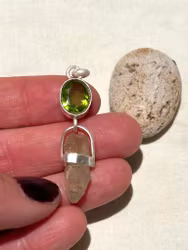 Peridot med rå safir