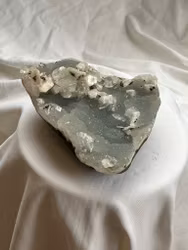 Spännande mineral med Apofylit från Poona Indien