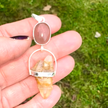 Rosa Scapolit med fantastiskt rå safir