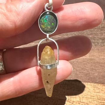 Opal från Australien med rå safir