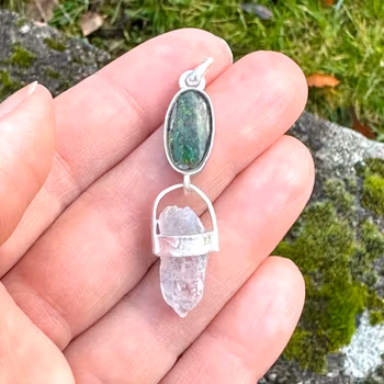 Svart opal med Dumortieritkvarts