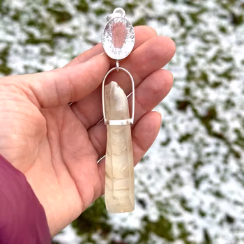 ”White wolf” Bergkristall med magisk vit lodolit med fantomer