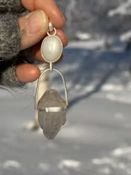 White Priestess  vit naturlig månsten med dubbelterminerad enhydro från Himalaya