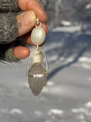 White Priestess  vit naturlig månsten med dubbelterminerad enhydro från Himalaya