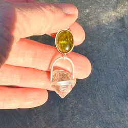 Grön turmalin med Herkimer diamant med inklusioner