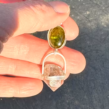 Grön turmalin med Herkimer diamant med inklusioner