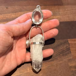 Quartz crystal with candle quartz