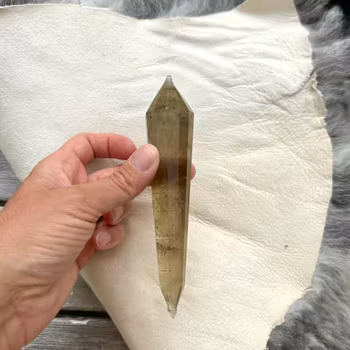 Top quality citrine with a deep color. Natural and strong.