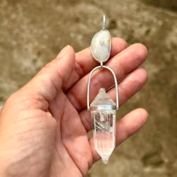 Hathor and the bird tribe- white Opal from Australia with Feather Vogel crystal