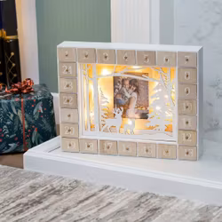 Handtillverkad m LED. Handmålad återanvändbar trä adventskalender med 24 lådor (Ej fylld).