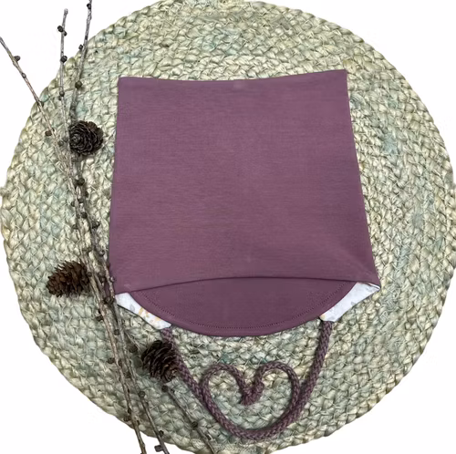 Knytehue med solskjerm lynglilla m/blomsterfor str 6-12 mnd (42-46)