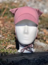 Knytehue med solskjerm lynglilla m/blomsterfor str 6-12 mnd (42-46)