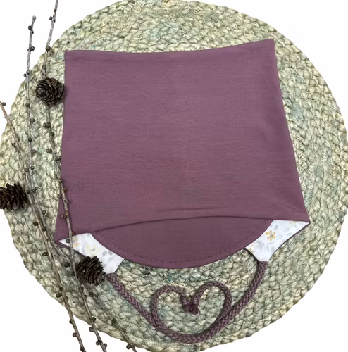 Knytehue med solskjerm lynglilla m/blomsterfor str 2-4 år (50/54)