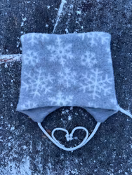 Knytehue lys grå str 4-12 mnd (42-46)