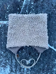 Knytehue beige str 4-12 mnd (42-46)