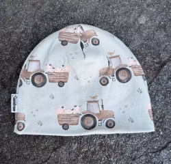 Lue m/fleecefor traktor str 48/50 (1-3 år)