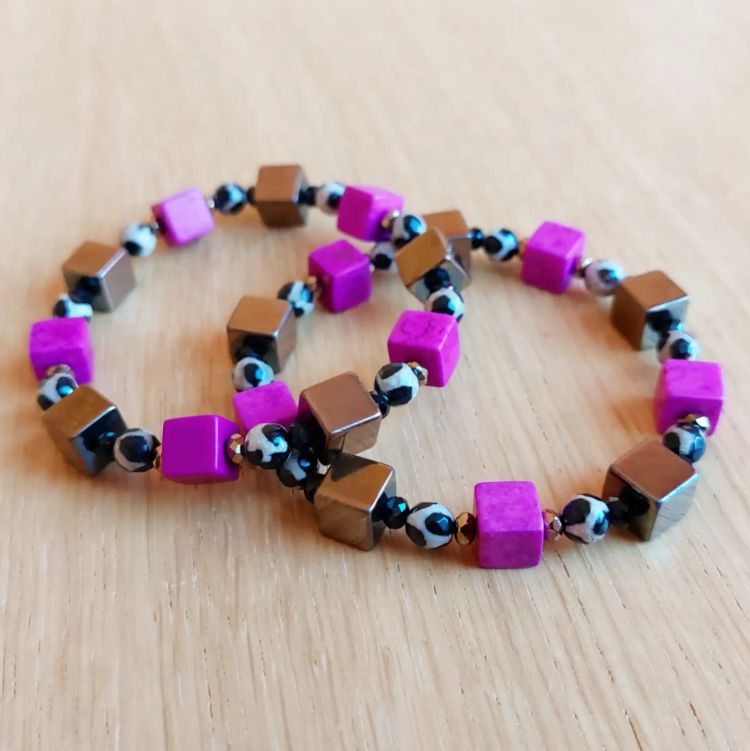 Elastiskt armband | Syntetisk turkos, hematit & DZI