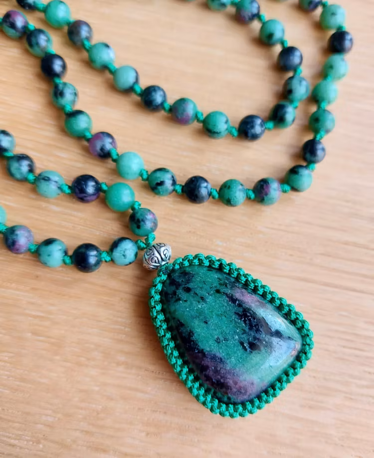 Mala | Zoisite med rubin