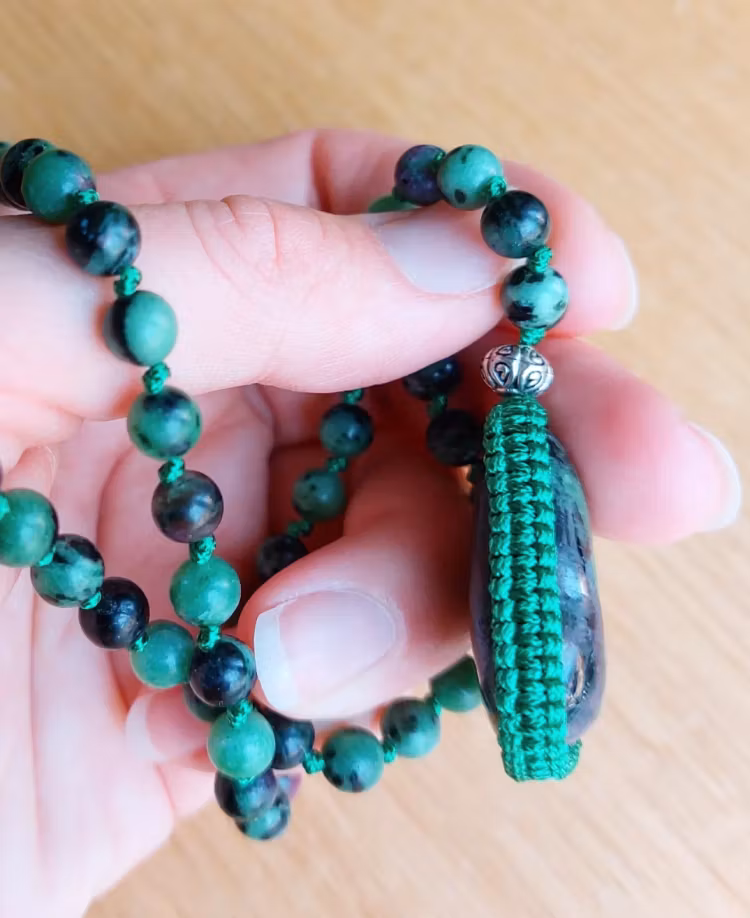 Mala | Zoisite med rubin