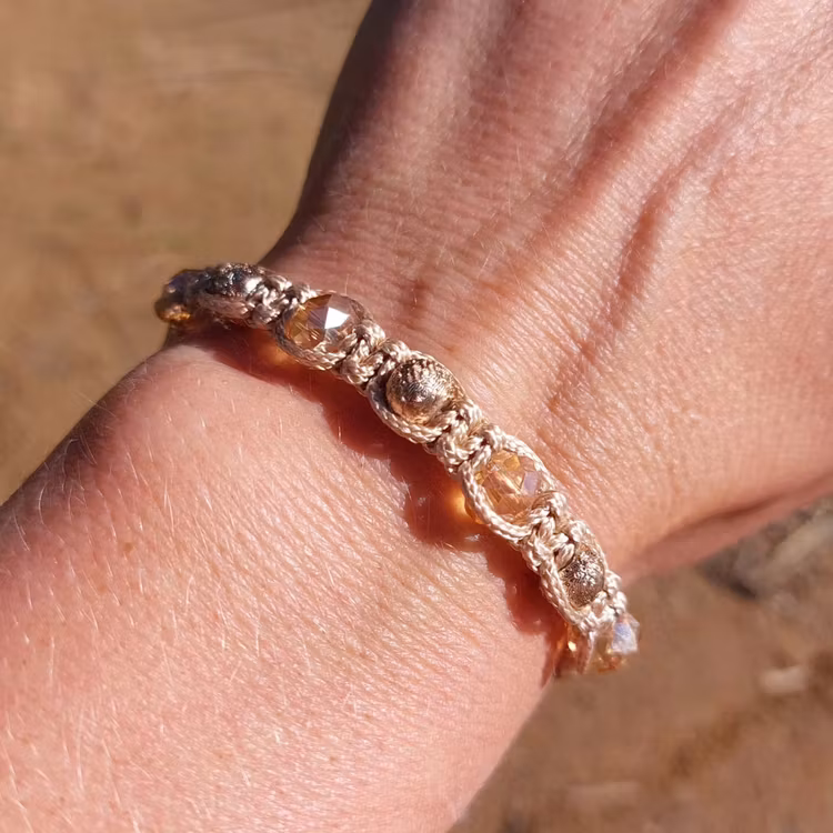 Makraméarmband med knapp | Glas