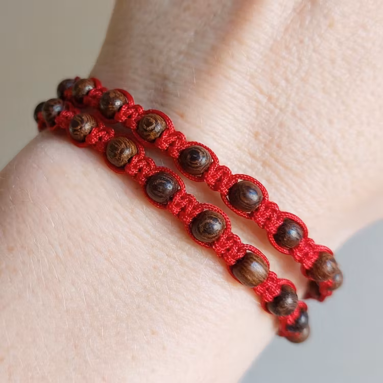 Makraméarmband med knapp | Trä