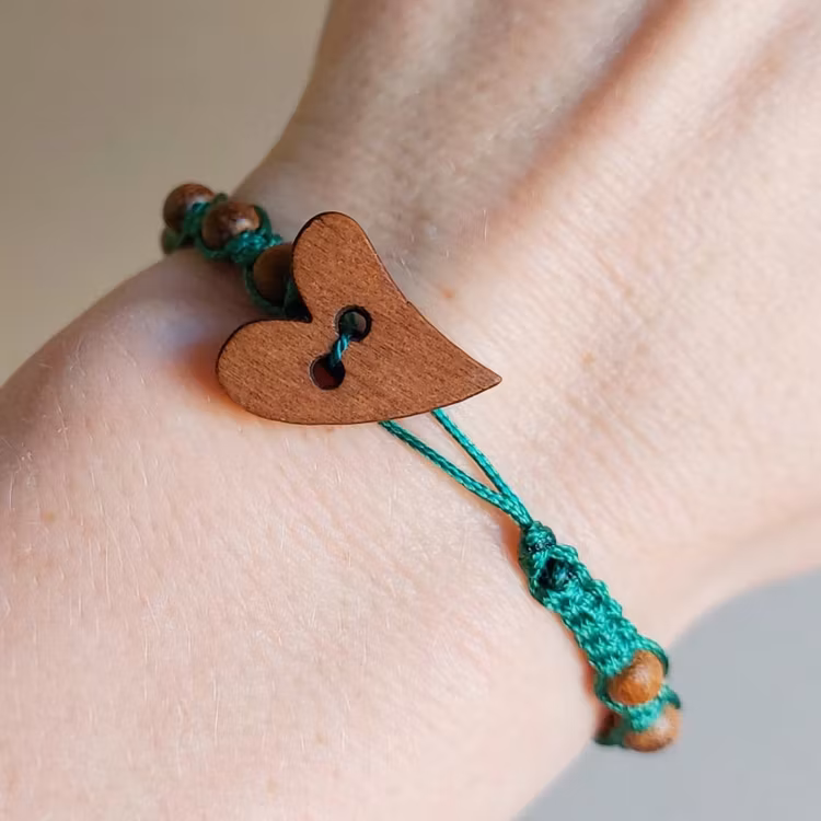 Makraméarmband med knapp | Trä