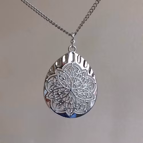 Halsband med hänge | Metall