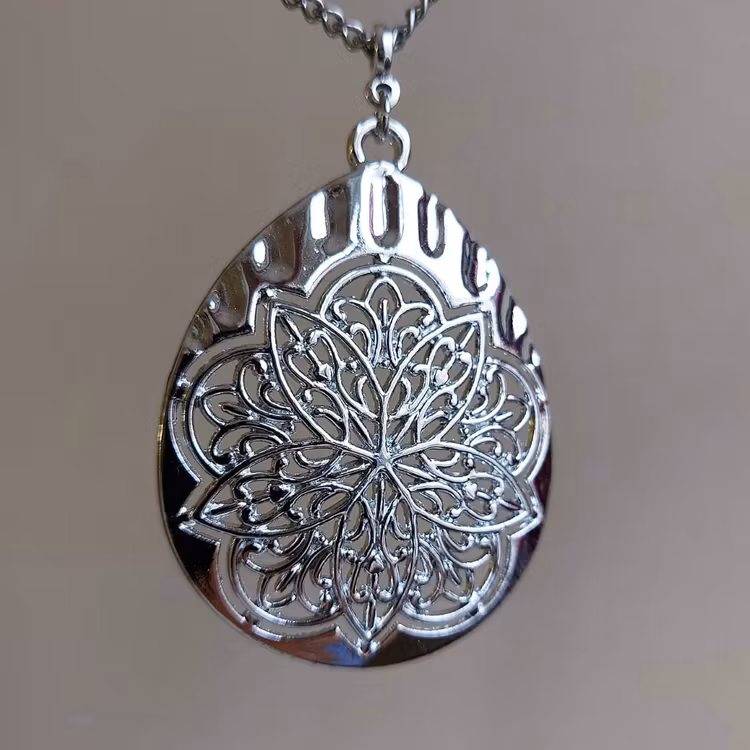 Halsband med hänge | Metall