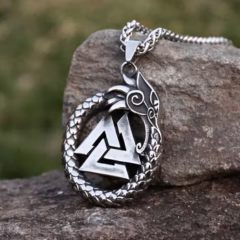 Smykke Valknut symbol omgitt av Midgardsormen