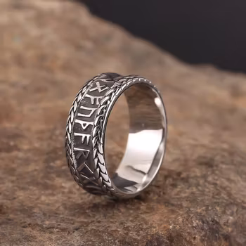 Flott ring med runer 8 mm bredde