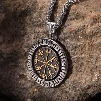 vendbar medaljong som viser Vegvisir og Valknut symbol