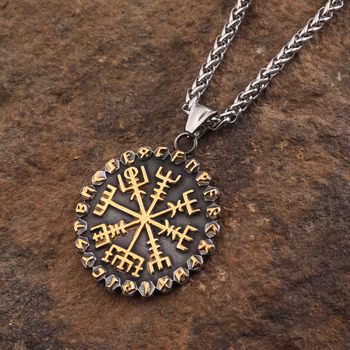 Smykke med vegvisir symbol