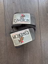 Bakskydd Eskadron bruna, S