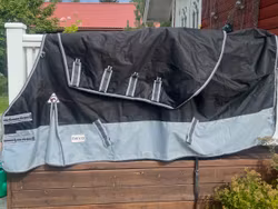 Täcke Nova med hals, 155 cm