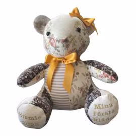 Memory nalle ”mina första kläder”
