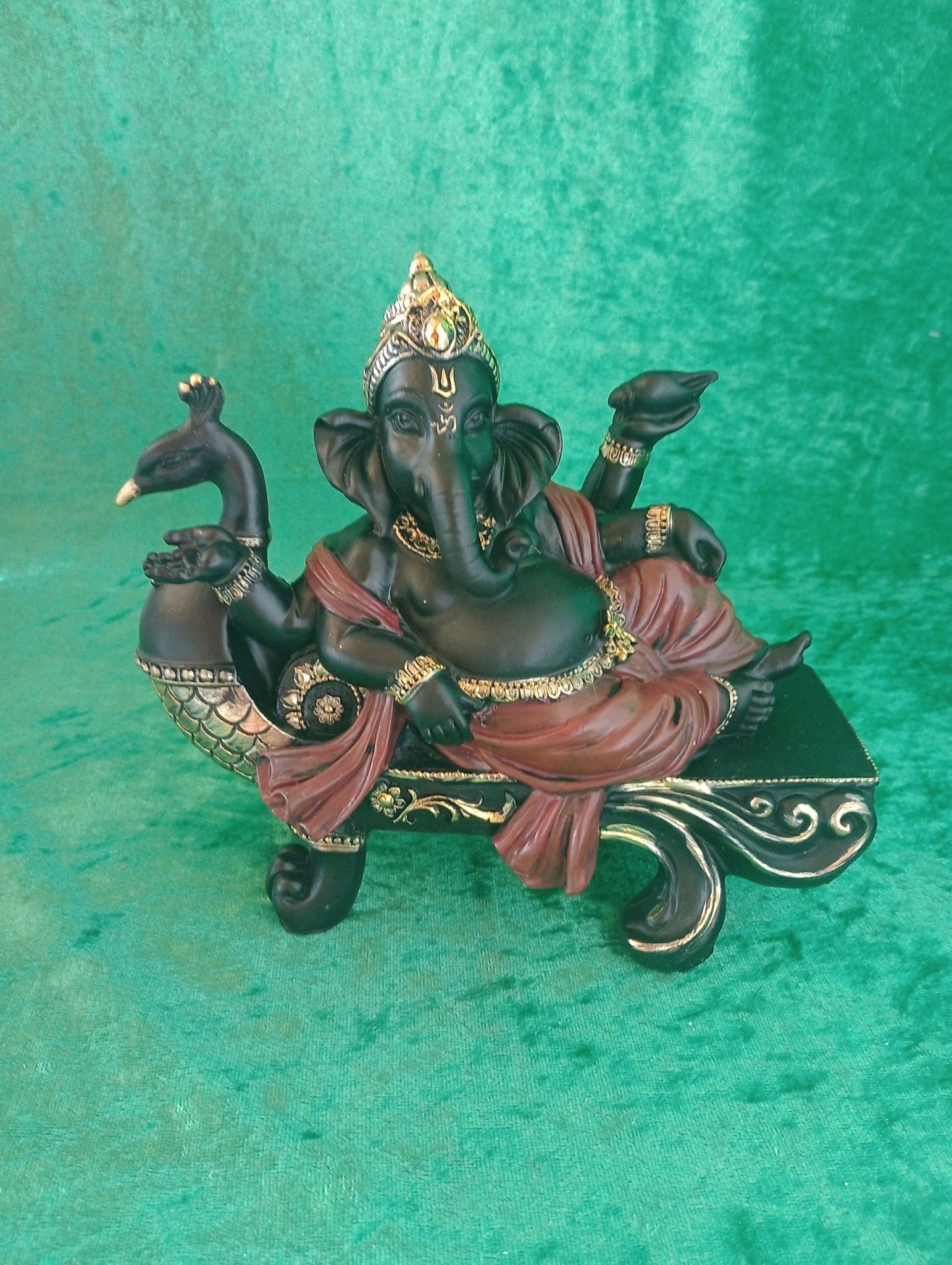 Ganesh Liggande på påfågelbänk