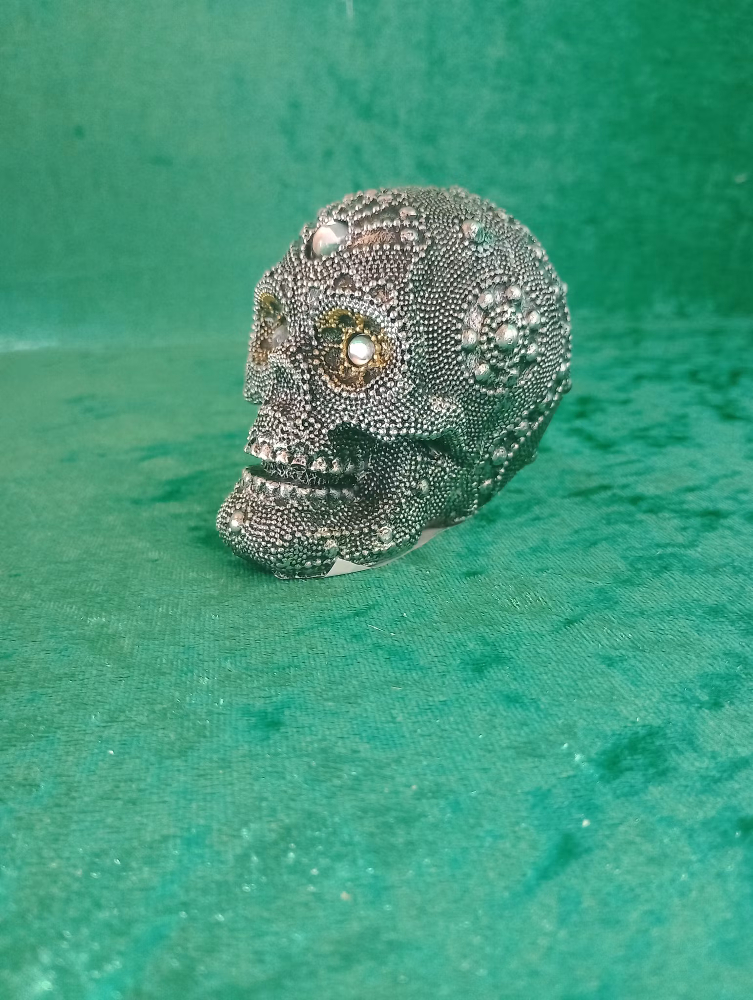 Döskalle med silverpärlor