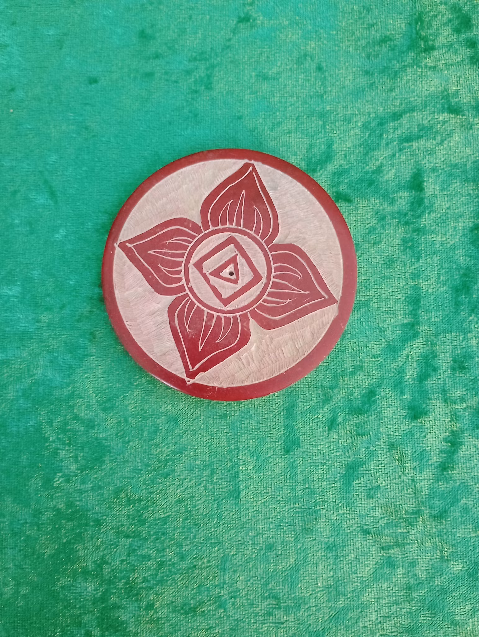 Rund röd rökelsehållare