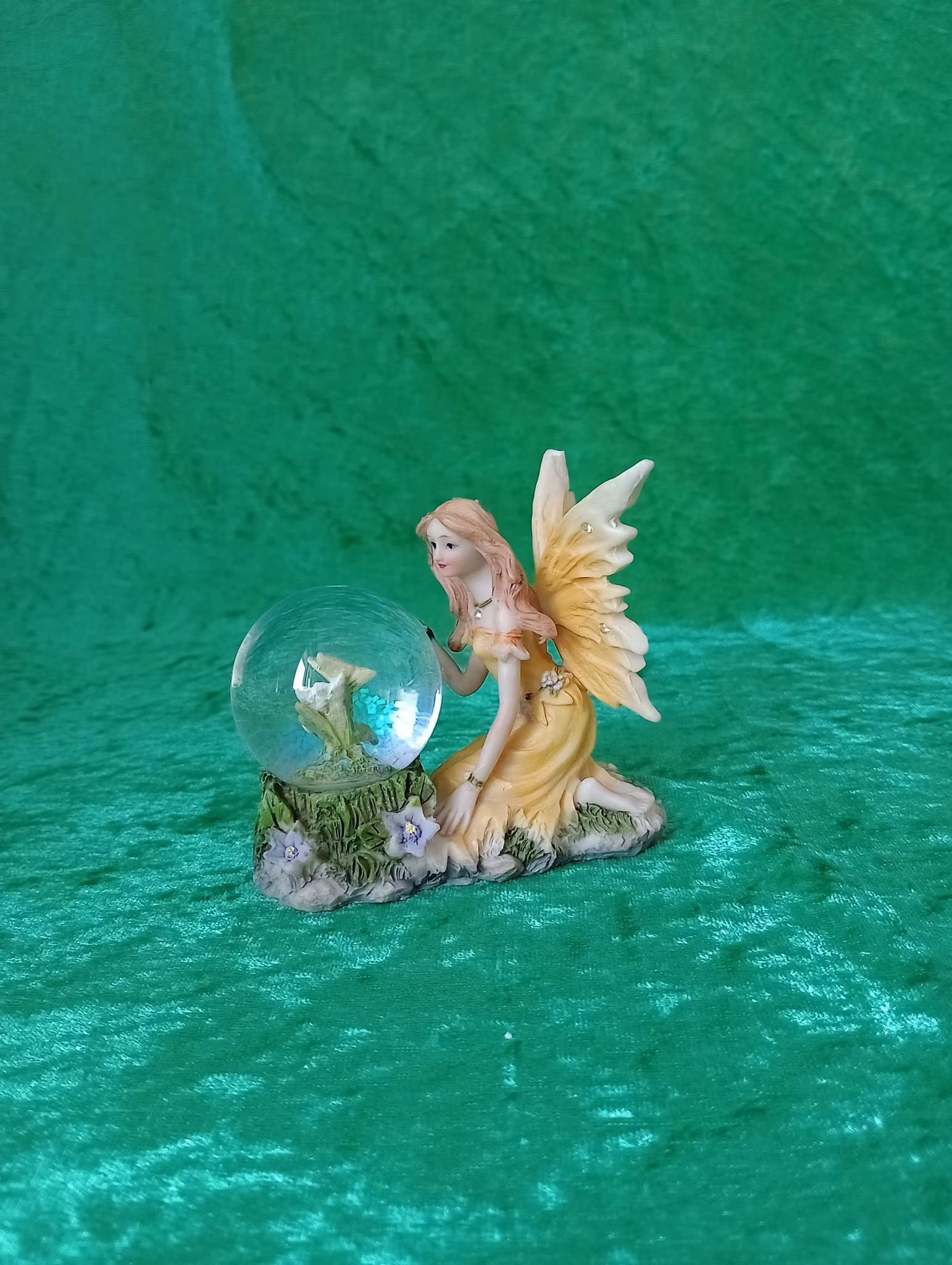 Gul älva snöglob