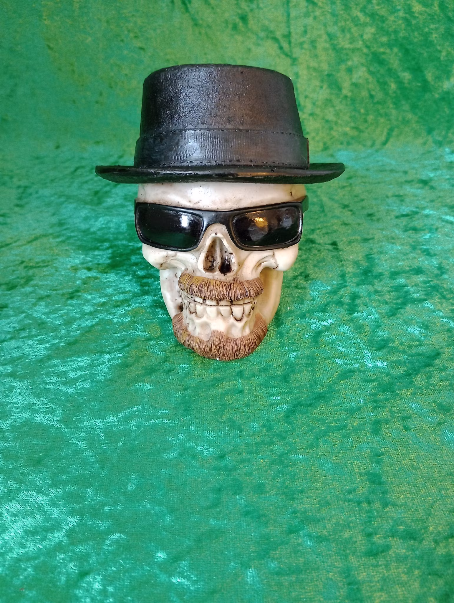 Dödskalle med hatt och skägg