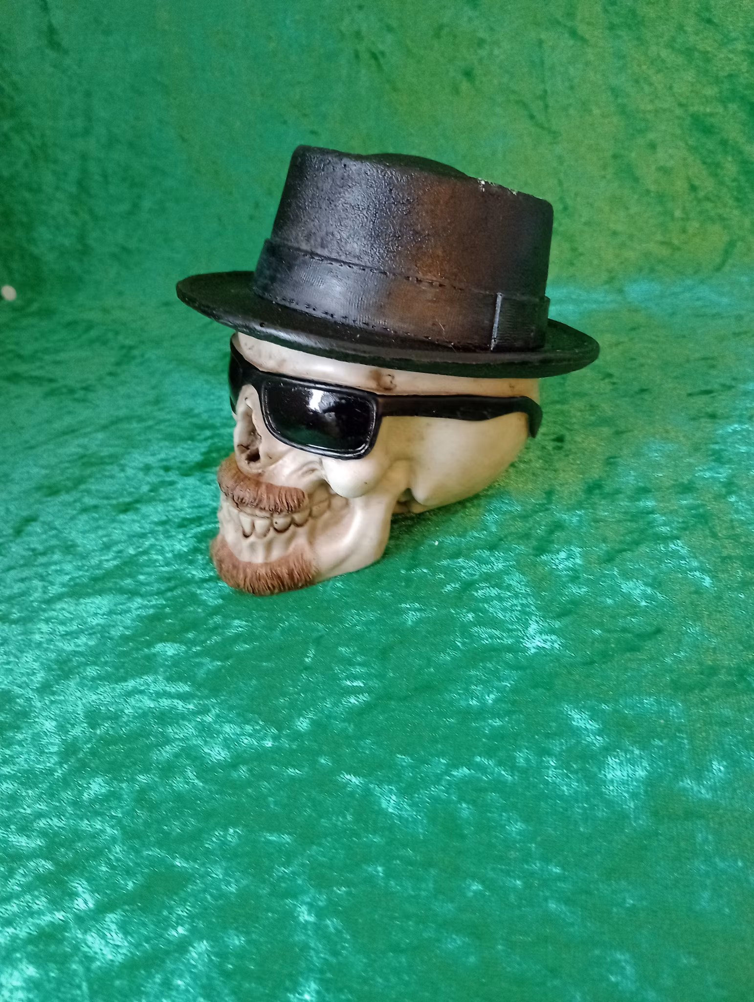 Dödskalle med hatt och skägg