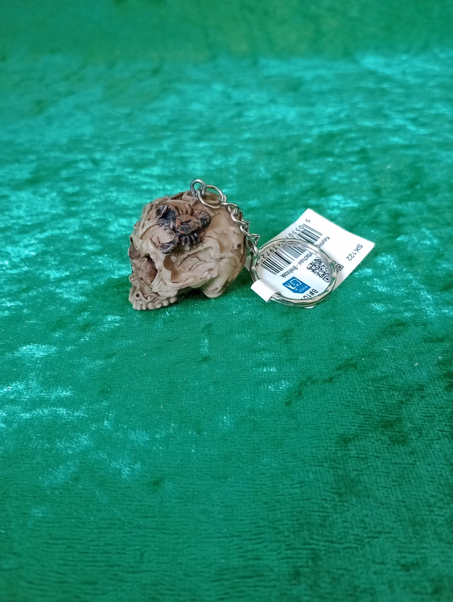 Nyckelring dödskalle med skorpion