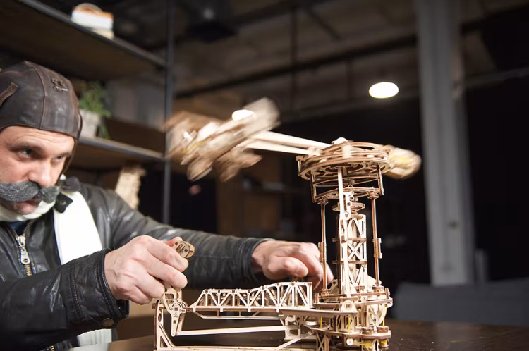 Ugears - Aviator - Byggsats i trä