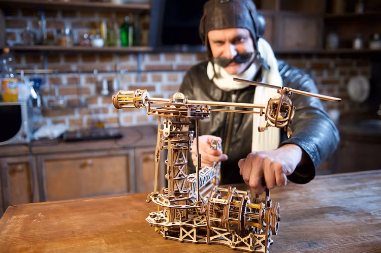 Ugears - Aviator - Byggsats i trä