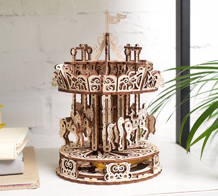 Ugears - Mekanisk karusell - Byggsats i trä