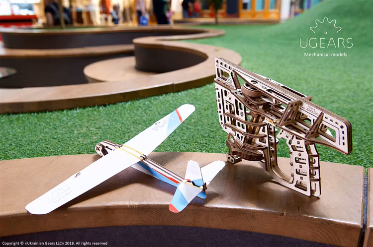 Ugears - Flight Starter - Byggsats i trä