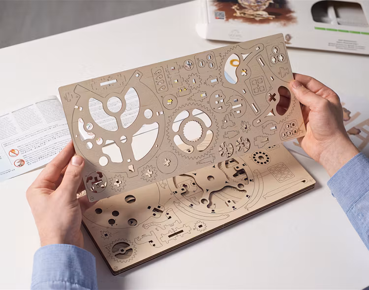 Ugears - Globus - Byggsats i trä