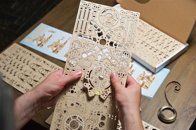 Ugears - Hexapod Explorer - Byggsats i trä